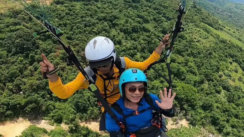 Du khách bay lượn tự do paragliding từ Hòn Én Nha Trang