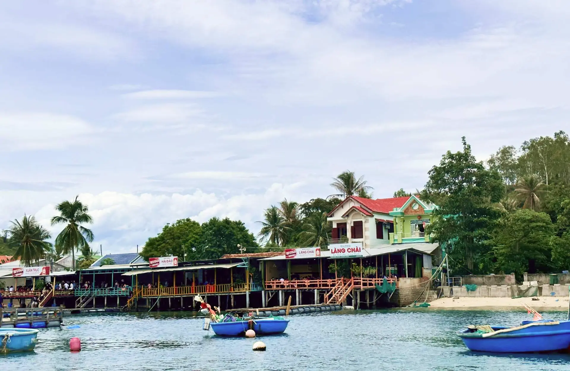 Du khách ăn trưa tại Làng Chài Bè Nổi Nha Trang
