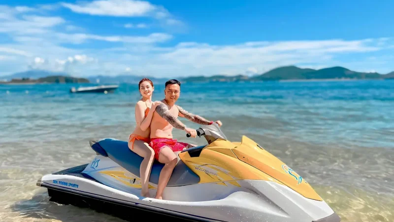 Du khách điều khiển moto nước rẽ sóng trên biển Nha Trang