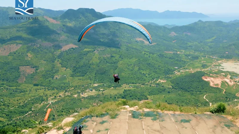 Du khách bay lượn tự do paragliding từ Hòn Én Nha Trang