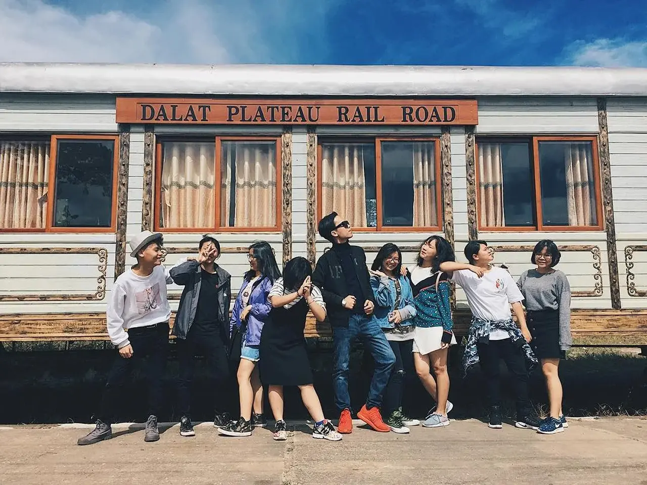 Du khách chụp ảnh check in tại Ga Đà Lạt