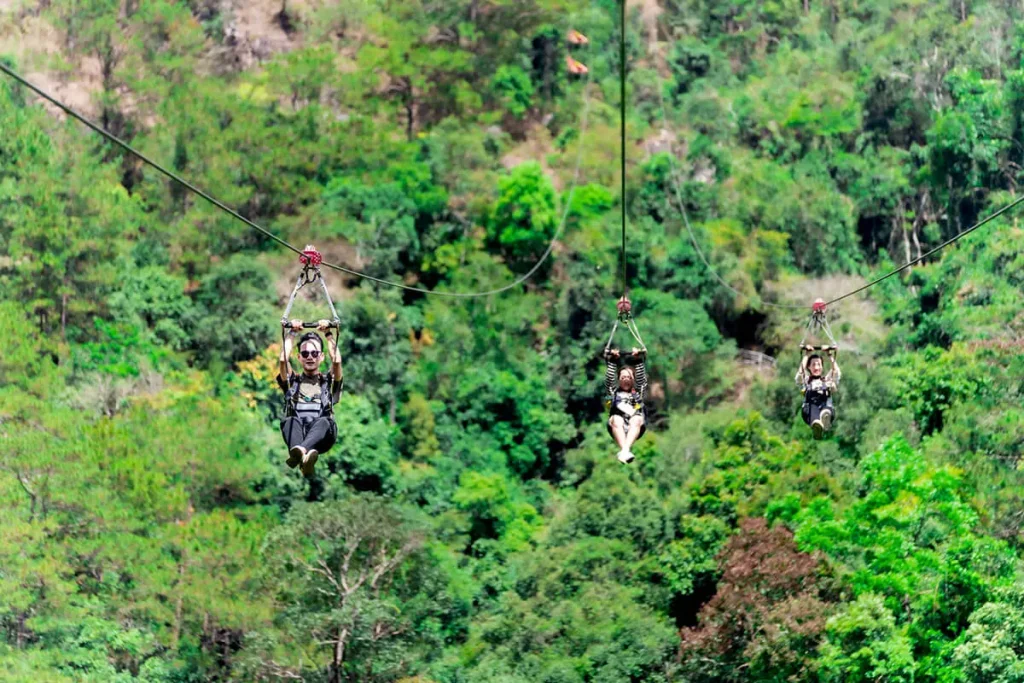 Du khách trải nghiệm Zipline băng qua rừng thông tại Thác Datanla Đà Lạt