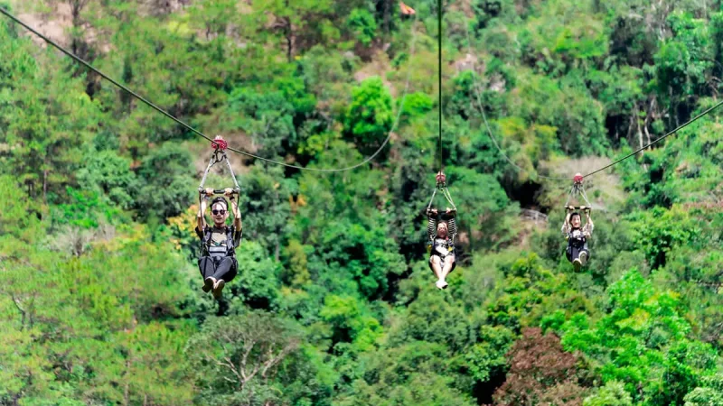 Du khách trải nghiệm Zipline băng qua rừng thông tại Thác Datanla Đà Lạt