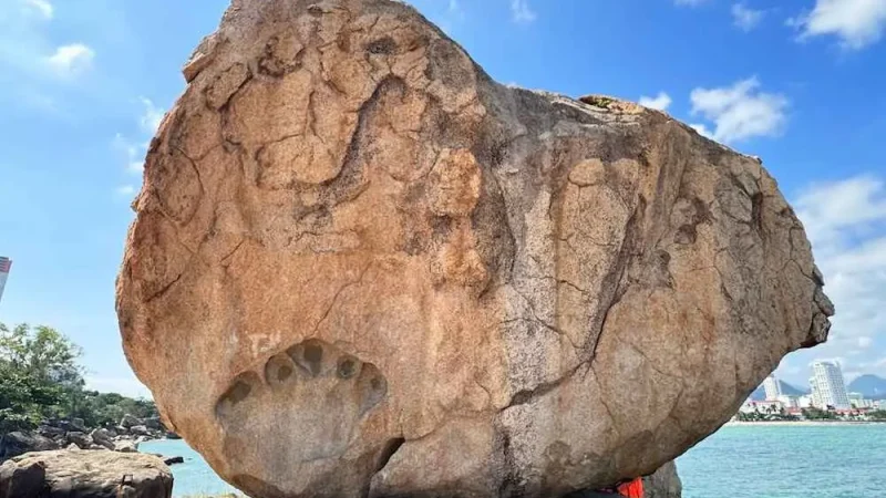 Rock formations at Hon Chong in Nha Trang
