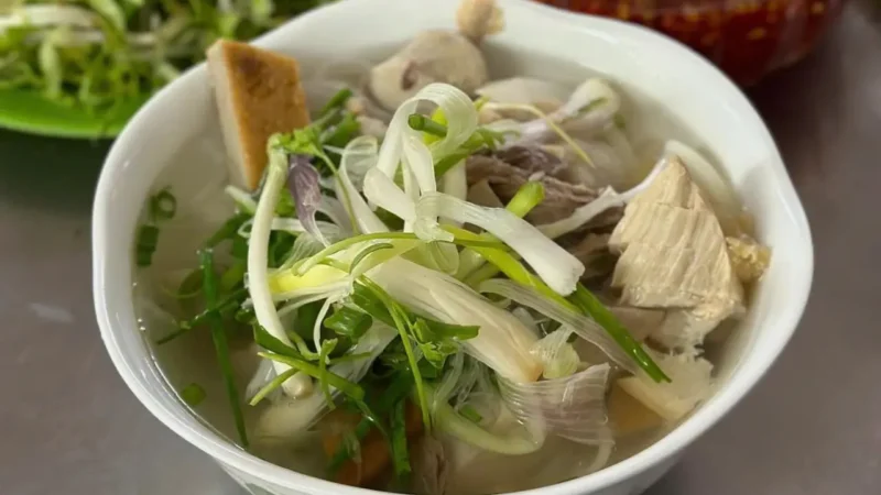 Bánh căn Nha Trang nóng giòn hấp dẫn