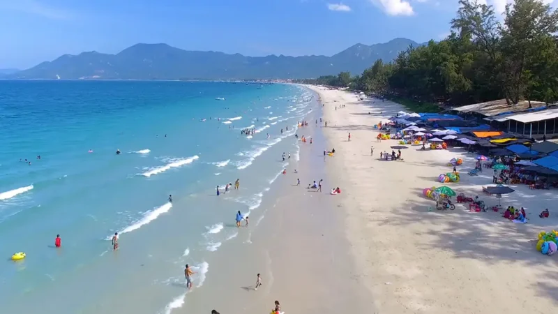 Bãi biển Dốc Lếch hoang sơ - biển xanh cát trắng