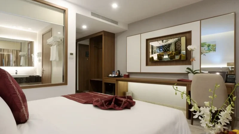 Phòng ngủ đầy đủ tiện nghi thiết kế hiện đại của LeMore Hotel Nha Trang