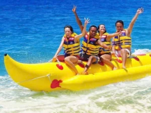 Nhóm du khách cưỡi phao chuối trên mặt biển Nha Trang