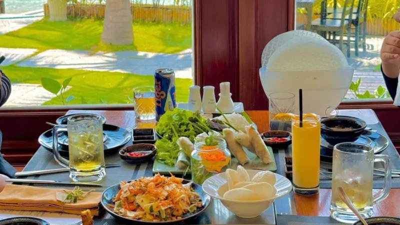 Món ăn hấp dẫn ở nhà hàng Ocean View khi du khách mua vé đảo Hòn tằm ăn trưa