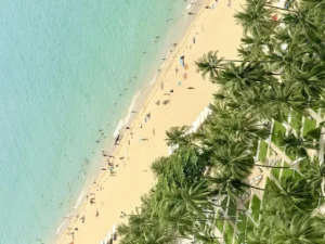 Bãi biển Nha Trang với bờ cát trắng và làn nước trong xanh