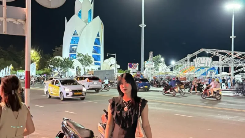 Du khách checkin tháp Trầm Hương vào ban đêm