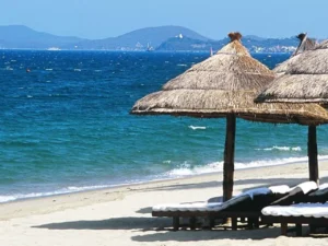 Bãi Dài Nha Trang với bờ cát trắng mịn trải dài và làn nước biển xanh trong