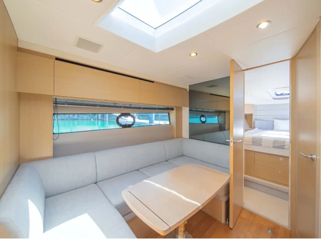 Trải nghiệm không gian cabin phòng nghỉ khi thuê du thuyền Ana Bella Princess