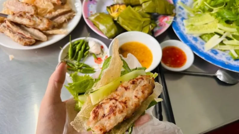 Thứ tự cuốn quan trọng: bánh tráng làm ướt nhẹ — rau nền — nem nướng — dưa chua — cuốn chặt — chấm tương.
