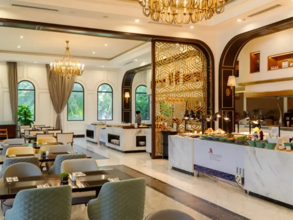 Không gian nhà hàng Marriott Resort Nha Trang phục vụ buffet sáng sang trọng