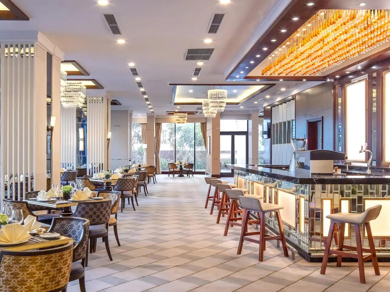 Không gian nhà hàng phục vụ buffet tại khách sạn 5 sao Nha Trang Không gian nhà hàng phục vụ buffet tại khách sạn 5 sao Nha Trang