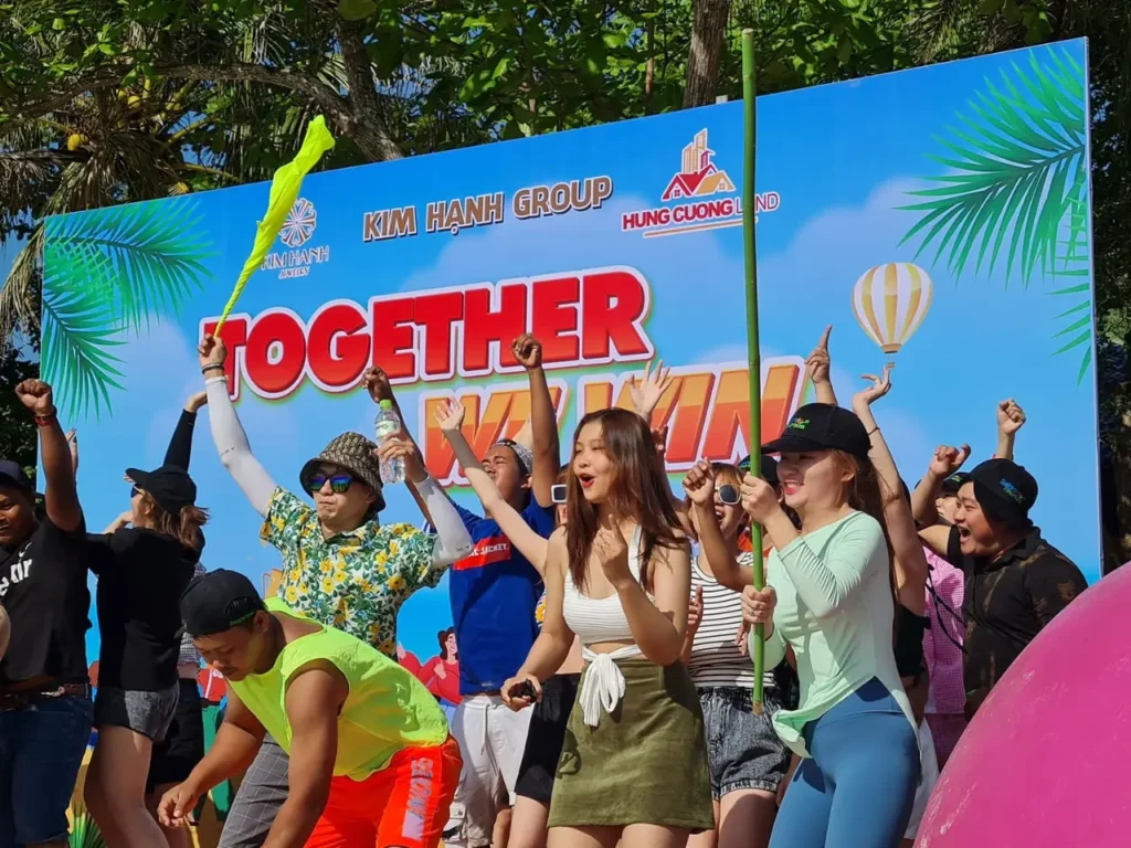 Bãi cát rộng là lý do Nhũ Tiên được nhiều đoàn cân nhắc cho team building, picnic và hoạt động ngoài trời