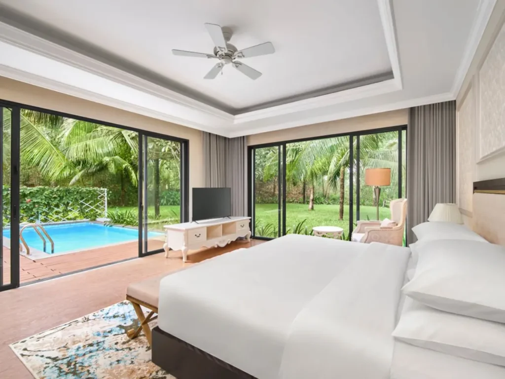 Không gian villa hướng vườn rộng rãi ở Marriott Resort Nha Trang