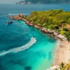 Bãi biển Bãi Tranh Nha Trang với làn nước trong xanh, bãi cát trắng và khung cảnh thiên nhiên tuyệt đẹp trên vịnh Nha Trang.