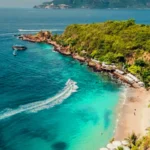 Bãi biển Bãi Tranh Nha Trang với làn nước trong xanh, bãi cát trắng và khung cảnh thiên nhiên tuyệt đẹp trên vịnh Nha Trang.
