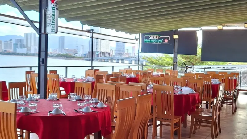 Bữa trưa tại nhà hàng Yến Sào Nha Trang ngắm toàn cảnh vịnh biển và cầu Trần Phú