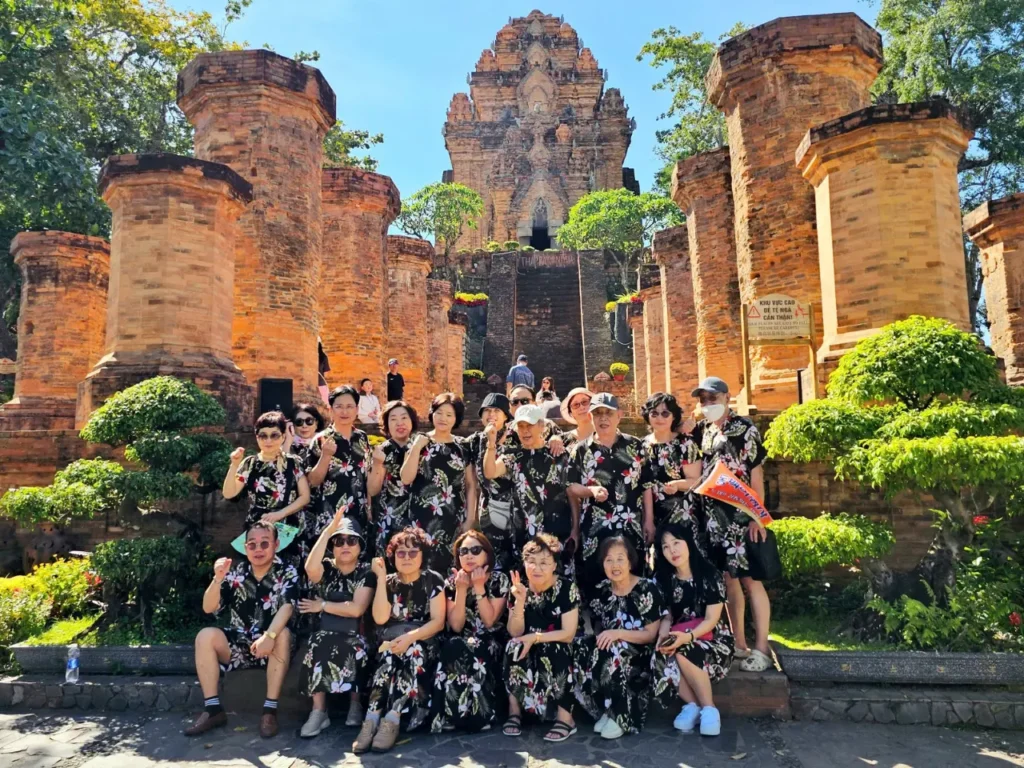 Đoàn khách trải nghiệm hành trình tour Nha Trang 2 ngày 1 đêm cùng hướng dẫn viên dừng chân tại Tháp Bà Ponagar