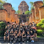 Đoàn khách trải nghiệm hành trình tour Nha Trang 2 ngày 1 đêm cùng hướng dẫn viên dừng chân tại Tháp Bà Ponagar