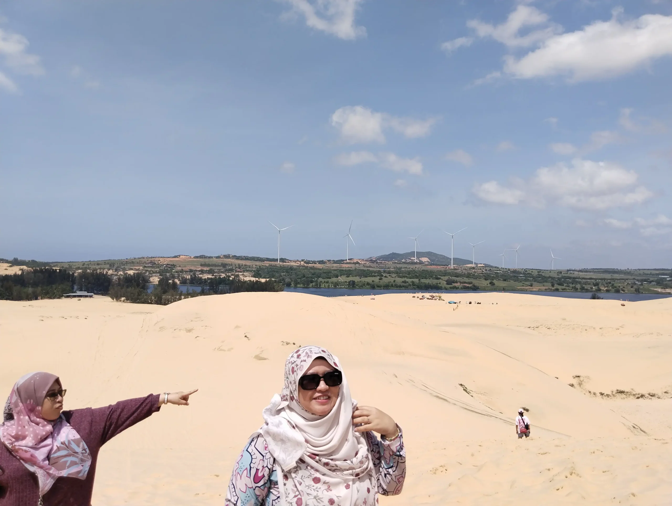 Bau Trang White Sand Dunes – Mui Ne Tour Highlight Tour guests exploring Bau Trang White Sand Dunes in Mui Ne during the Nha Trang Da Lat Mui Ne 6-day tour